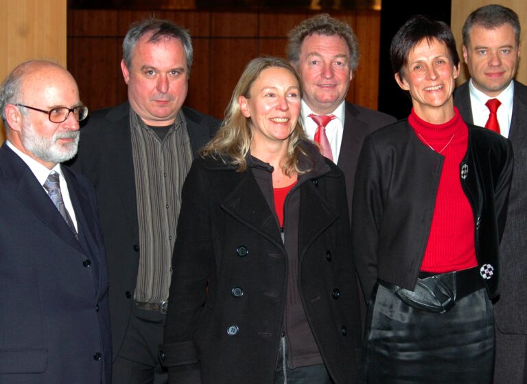 Bei der Feier: Gerhard Haberl, Direktor Staffelsee-Gymnasium; Dr. Klaus Kastberger, Herausgeber der WIENER Ausgabe von Horváths Werken; die Mitglieder der Horváth-Gesellschaft Künstlerin Petra Hebeisen, Dr. Michael Rapp, 1. Bürgermeister Markt Murnau am Staffelsee, Gabi Rudnicki, Harald Kühn, Landrat