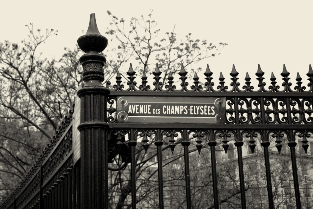 Zaun an der Champs Elysées in Paris